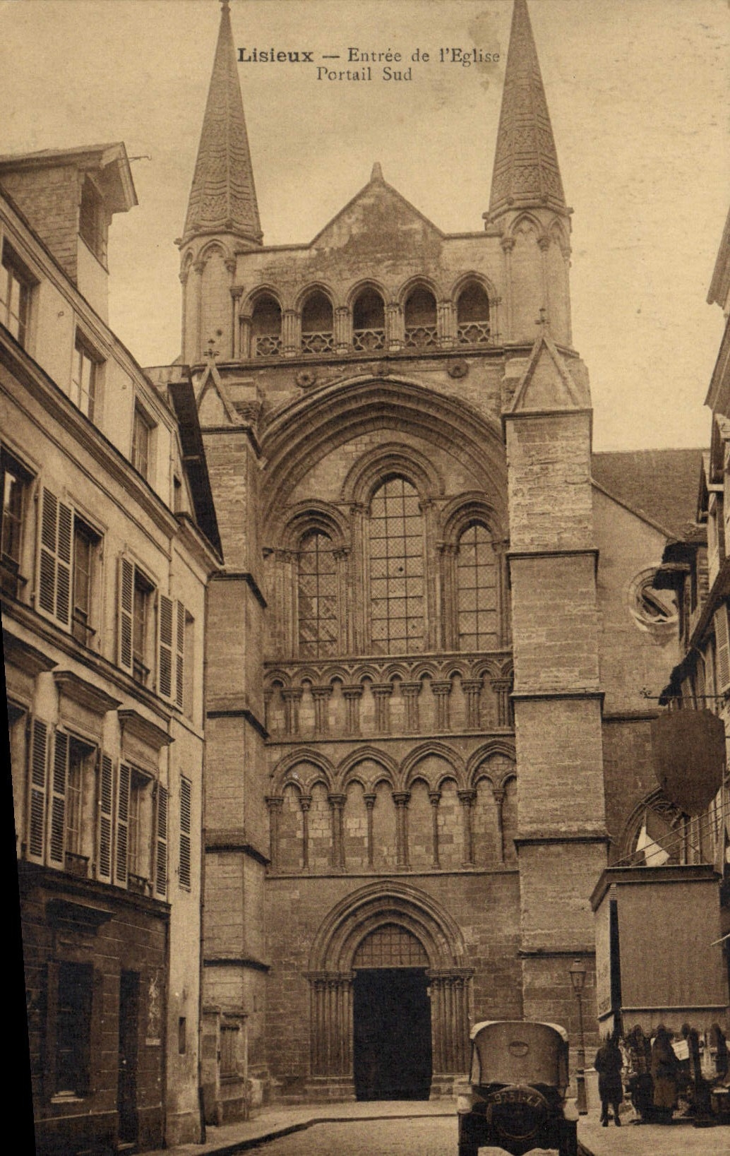 La POSTAL Lisieux de la VENDIMIA entró de la puerta de la iglesia