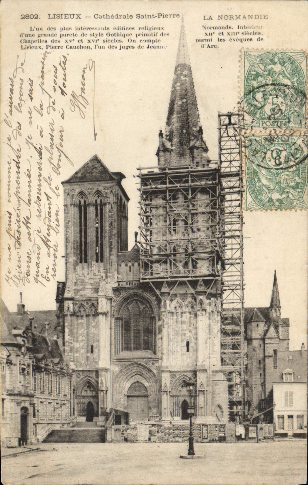 El santo de la catedral de Lisieux de la POSTAL de la VENDIMIA afila con piedra Normandía