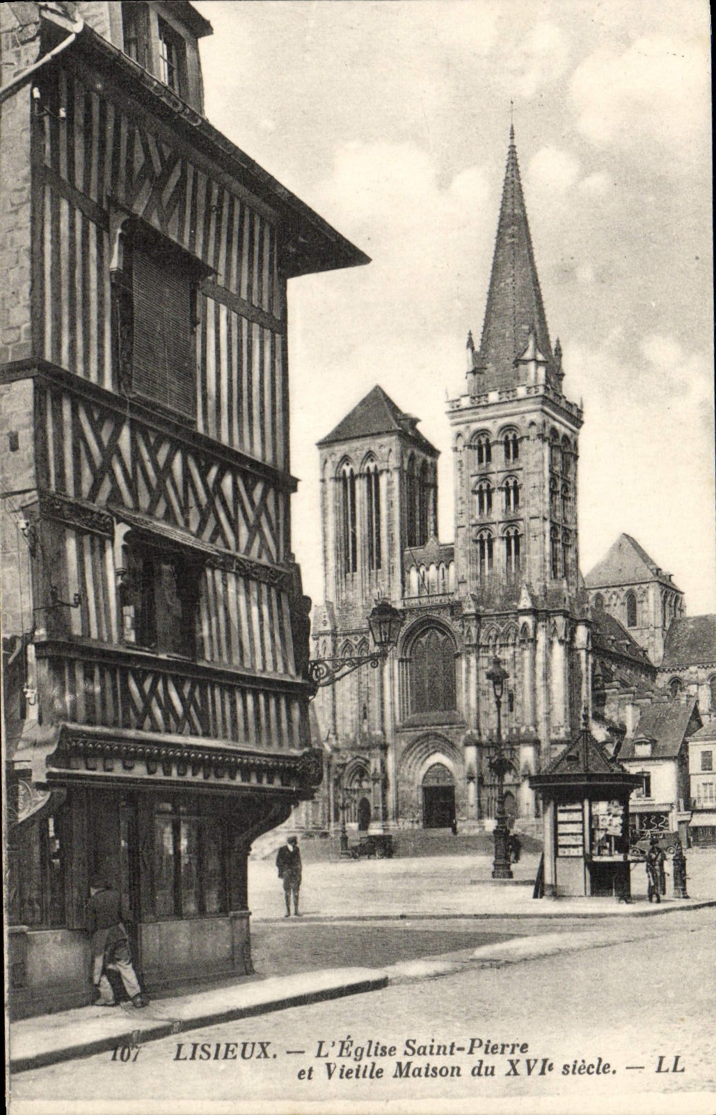 CPA Lisieux L'Eglise saint pierre et vieille maison