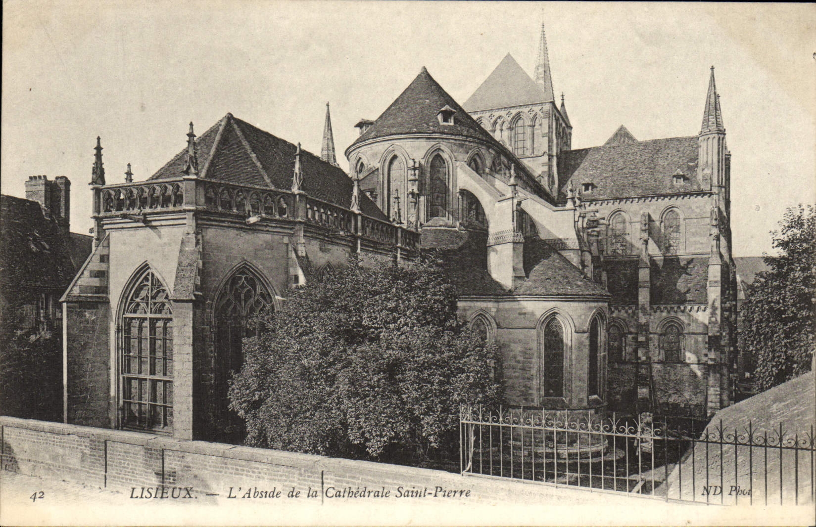 CPA Lisieux L'Abside de la cathedrale saint pierre
