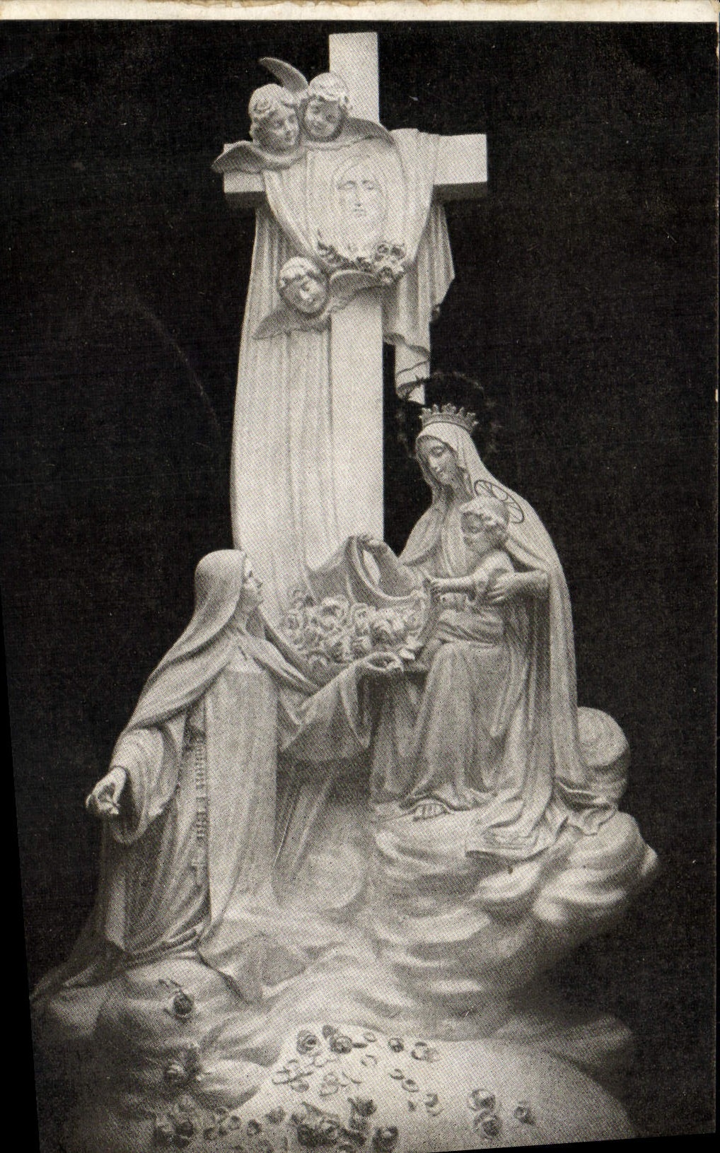 CPA Groupe Sculte la chapelle des carmelite de Lisieux