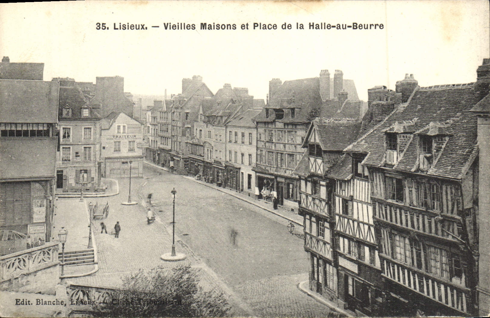 CPA Lisieux Vieilles Maisons de la place de la halle au beurre