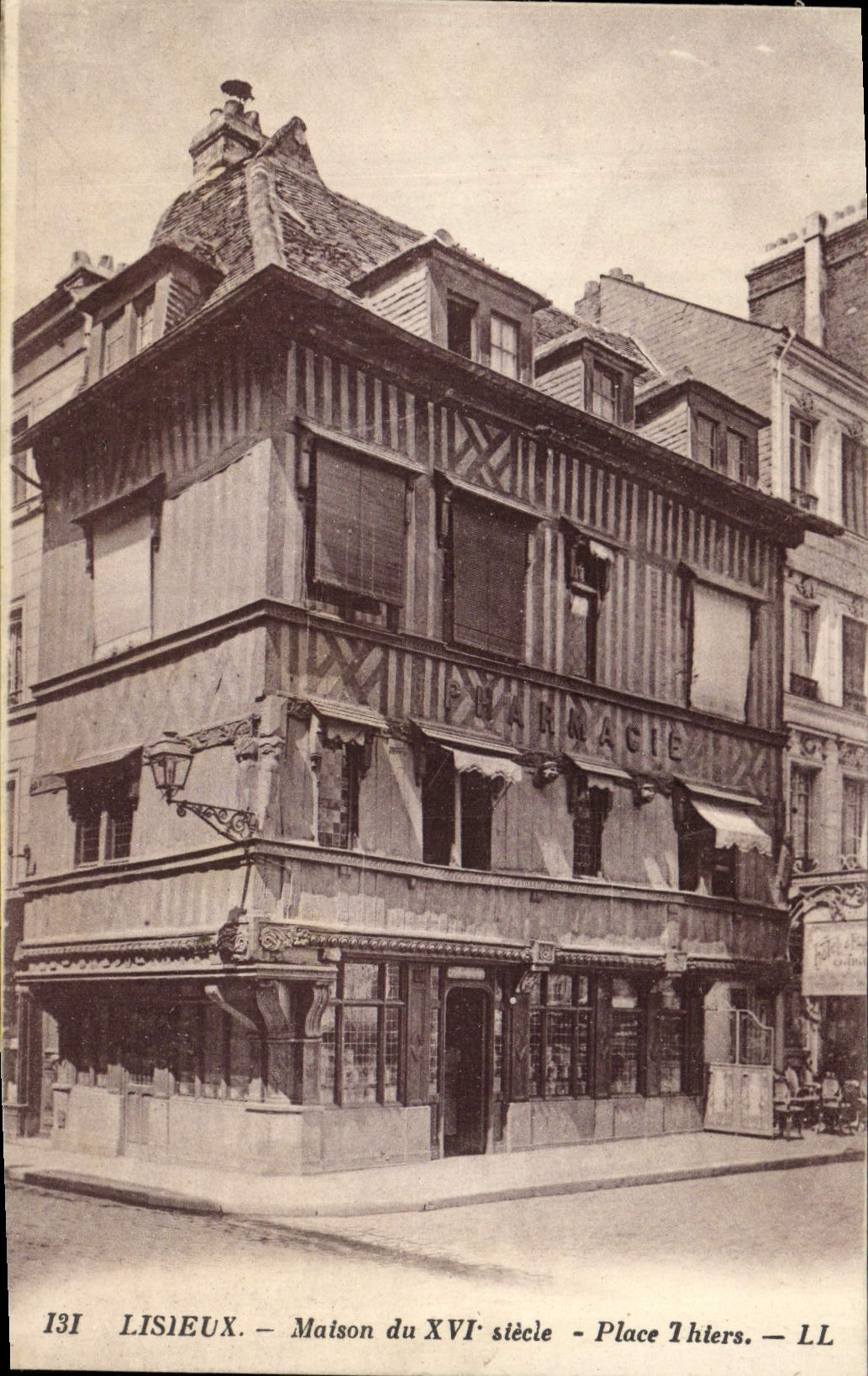 CPA Lisieux Maisons place Thiers