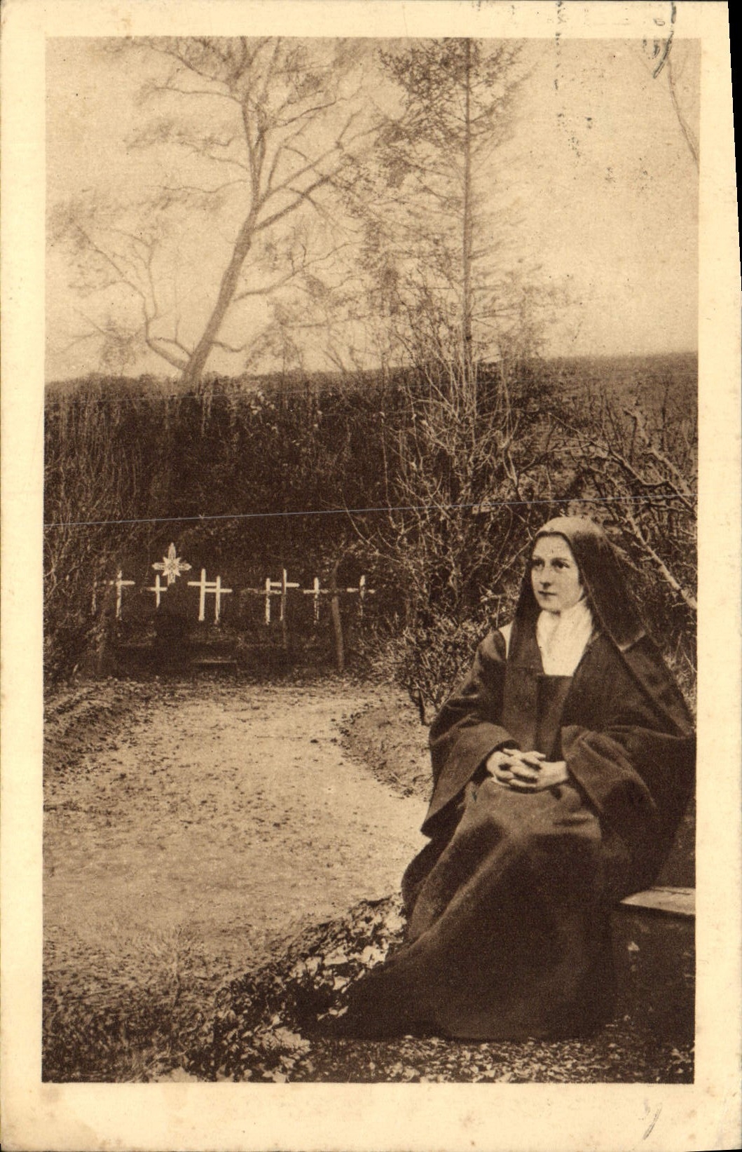 POSTAL co de la VENDIMIA. Teresa del niño de Jesús que se sienta en el jardín de Lisieux