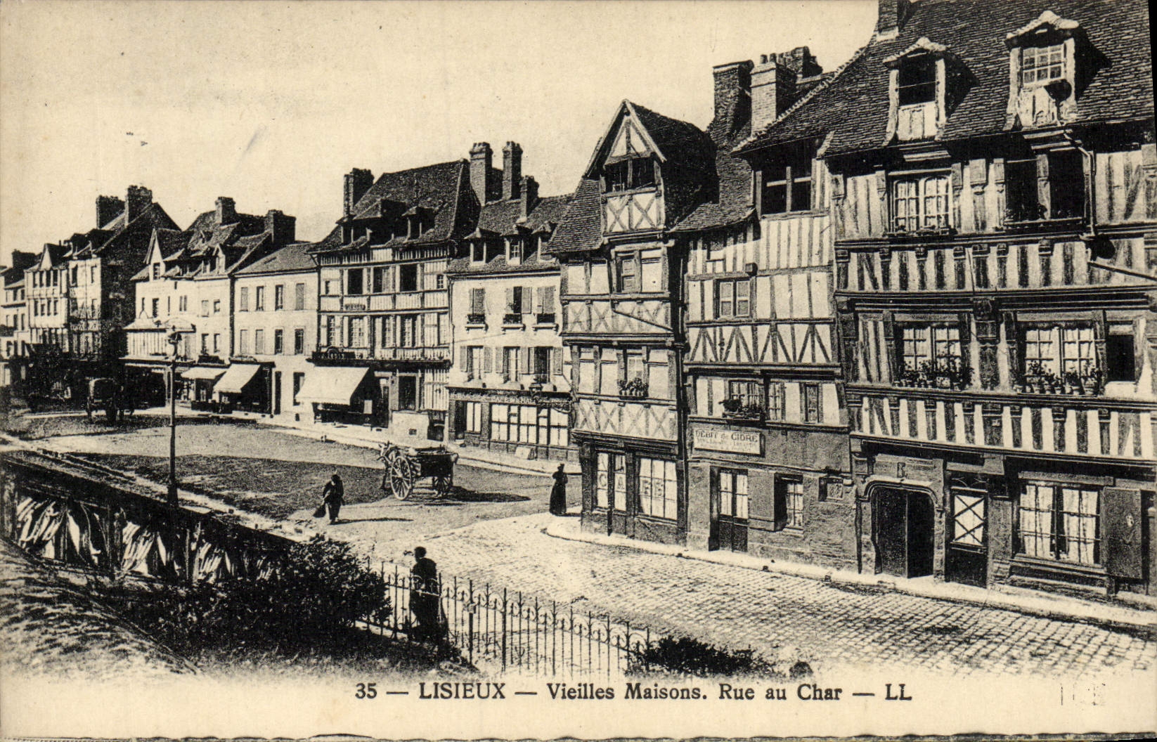 CPA Lisieux vieilles maisons rue au char