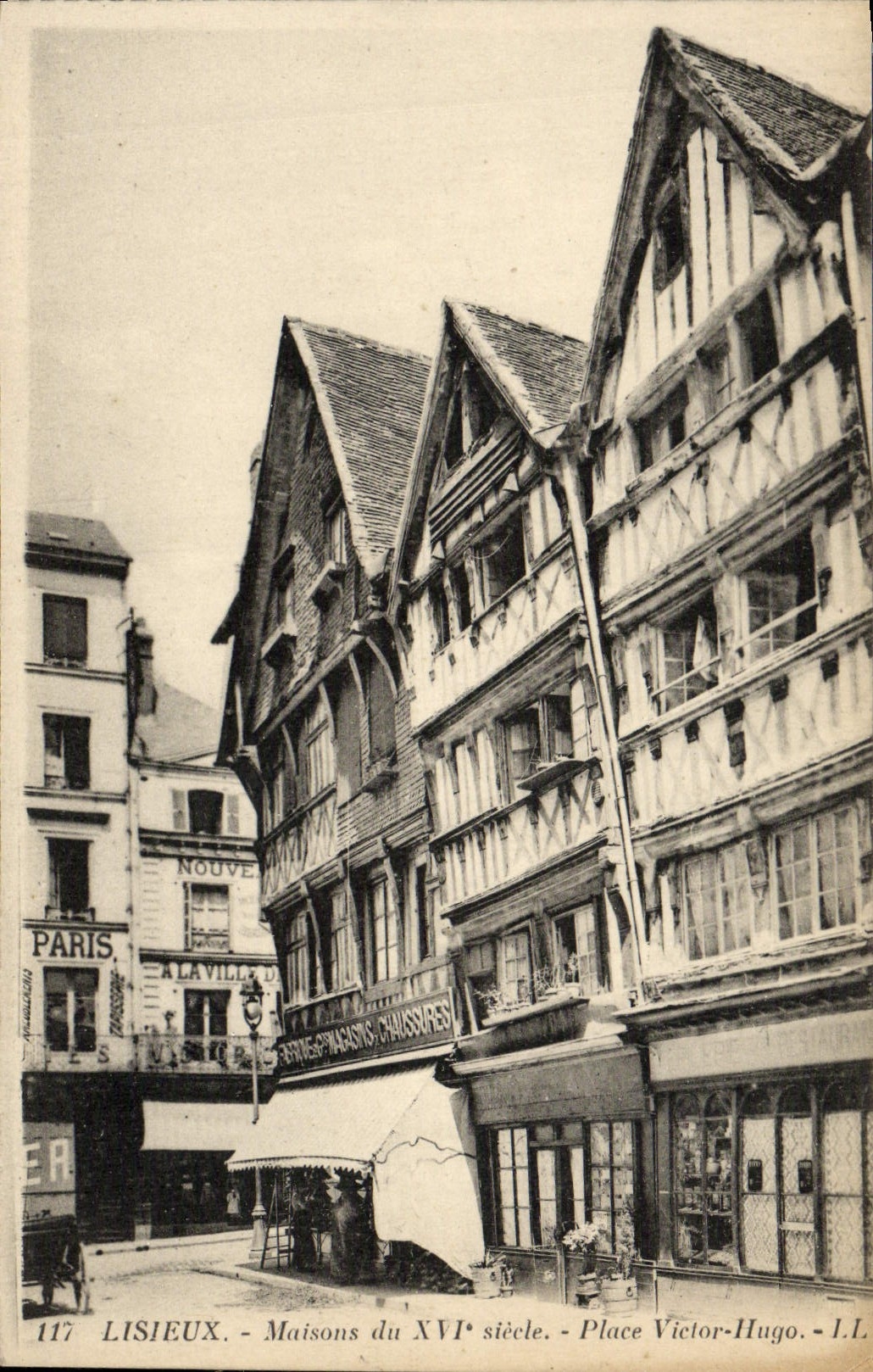 CPA Lisieux Vieilles maisons place victor hugo
