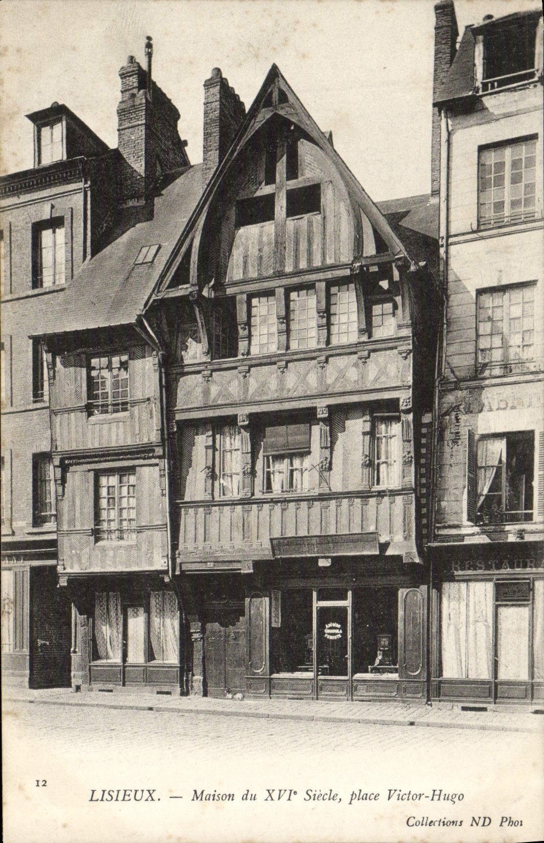 CPA Lisieux Vieilles maisons place victor hugo