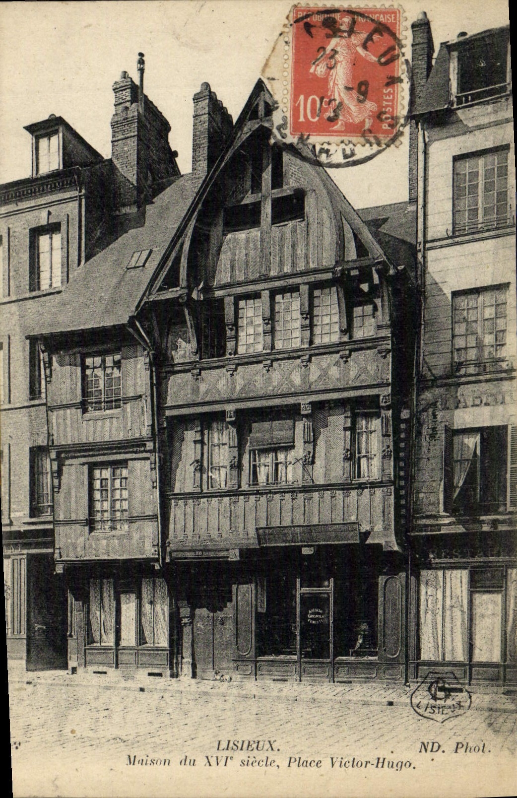 CPA Lisieux Vieilles maisons place victor hugo