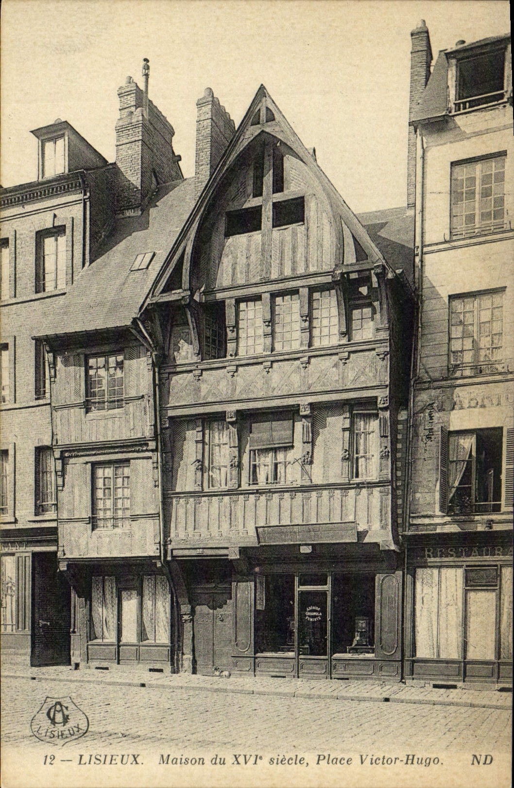 CPA Lisieux Vieilles maisons place victor hugo