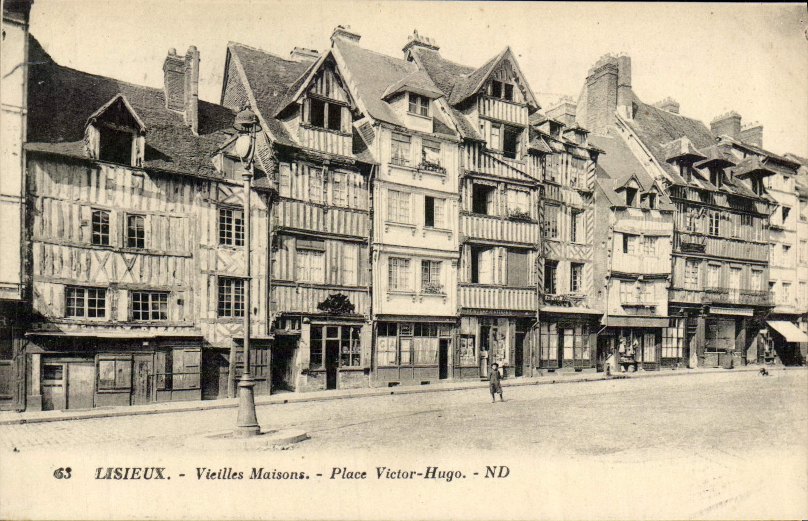 CPA Lisieux Vieilles maisons place victor hugo