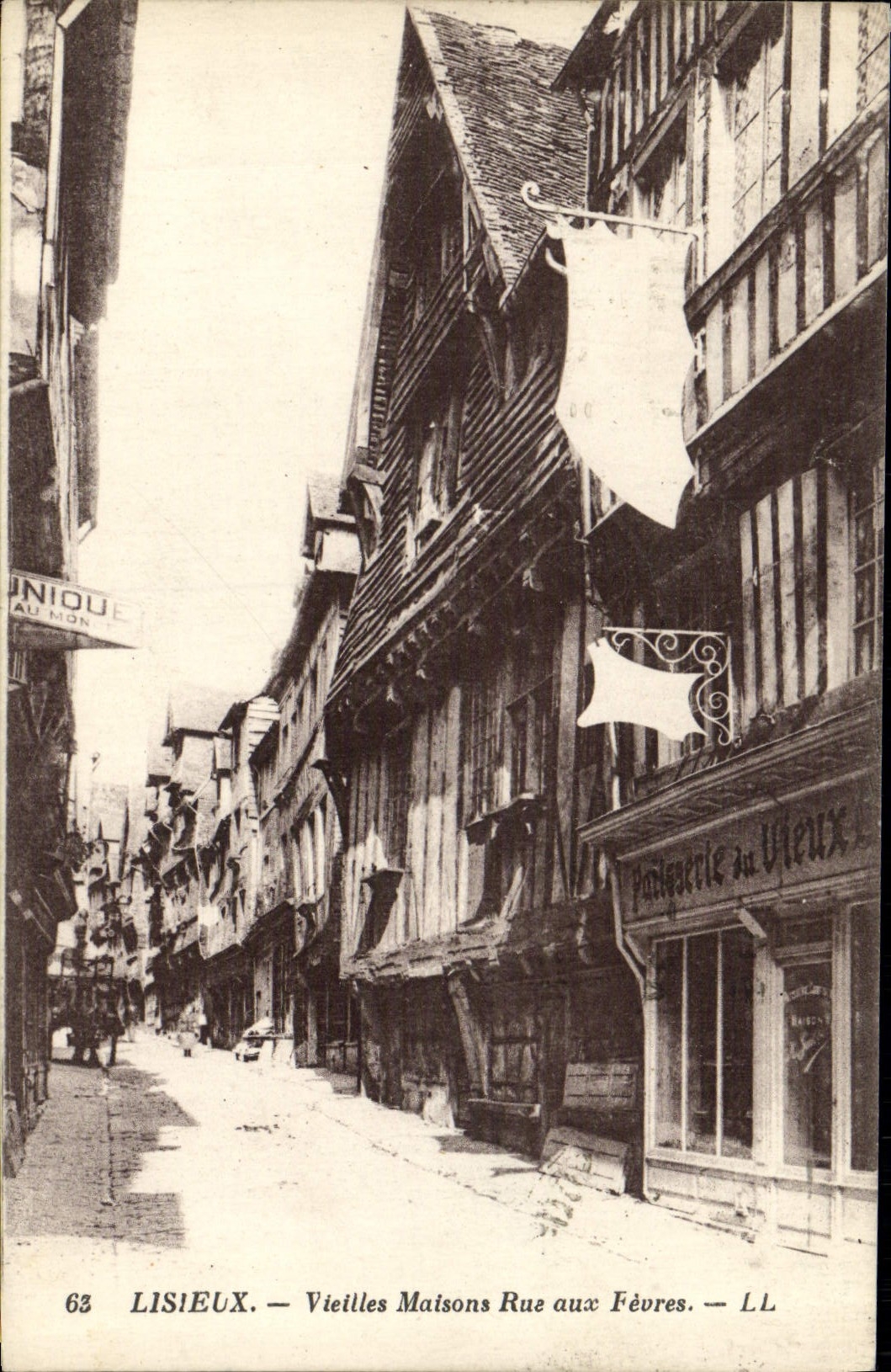 Las mujeres mayores de Lisieux de la POSTAL de la VENDIMIA contienen la calle con el boilermen