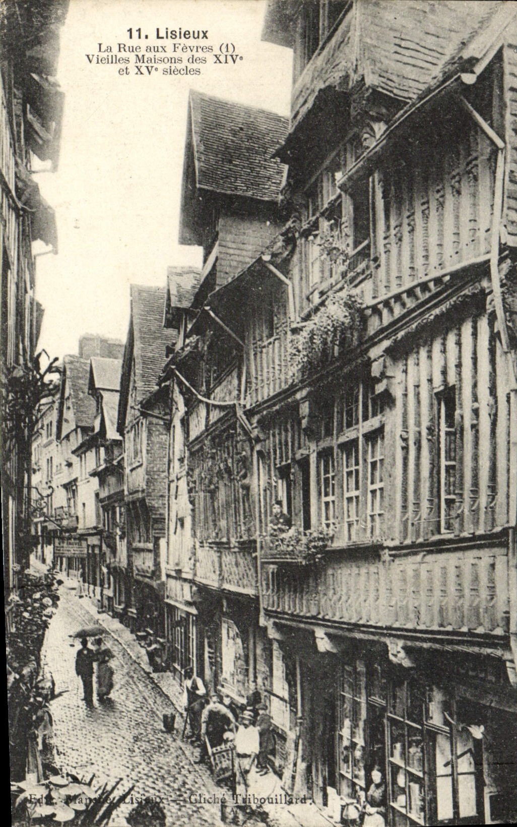 CPA Lisieux La rue aux fevres vieilles maisons