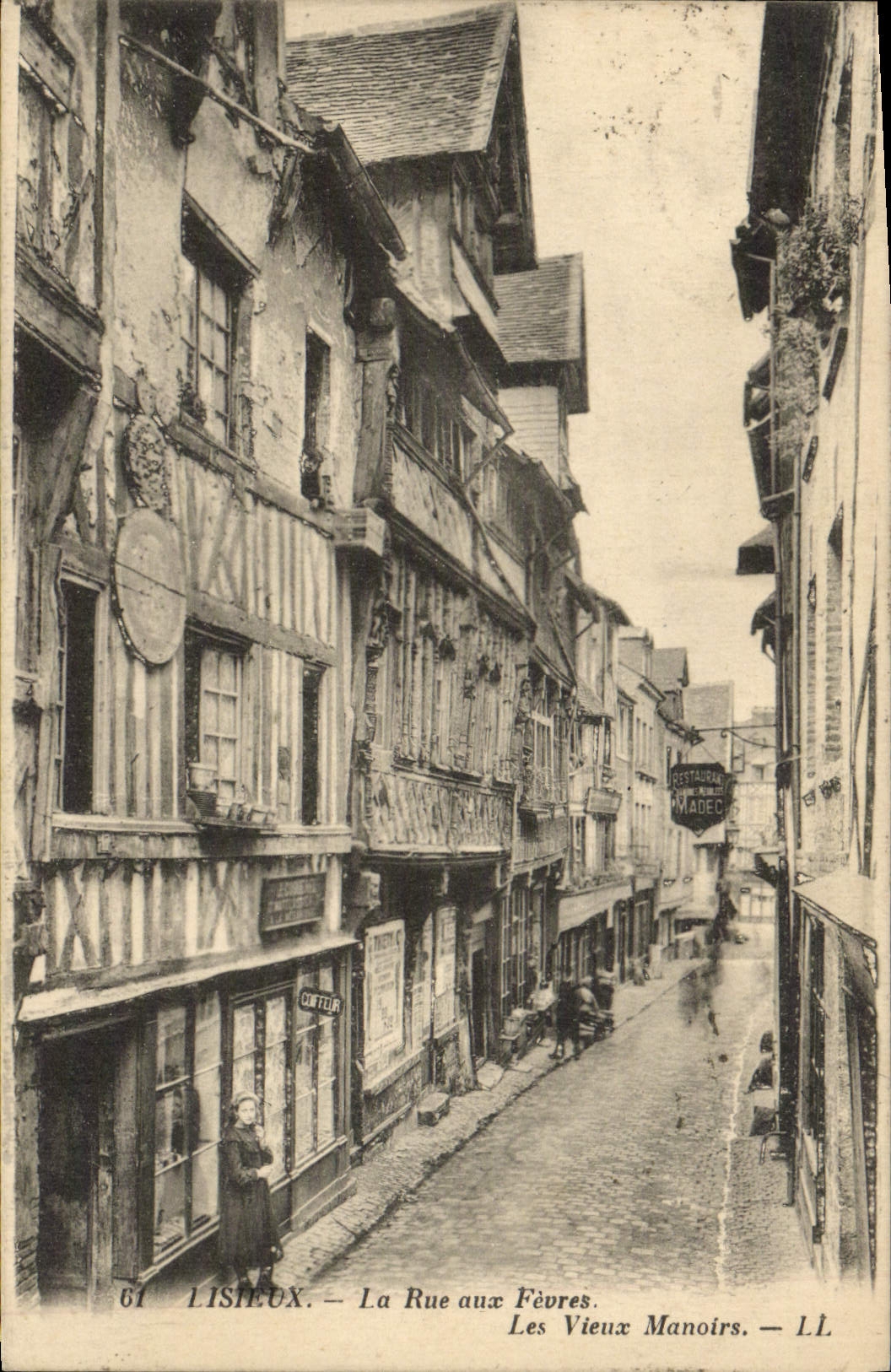 CPA Lisieux La rue aux fevres Les vieux maisons