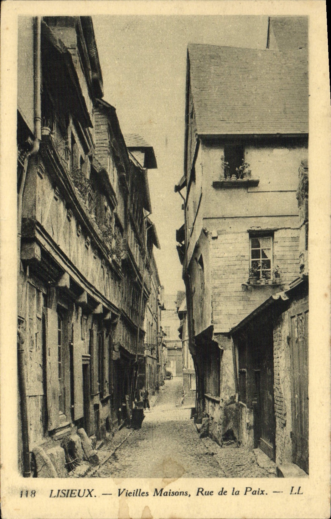 CPA Lisieux Vieilles Maisons rue de la paix