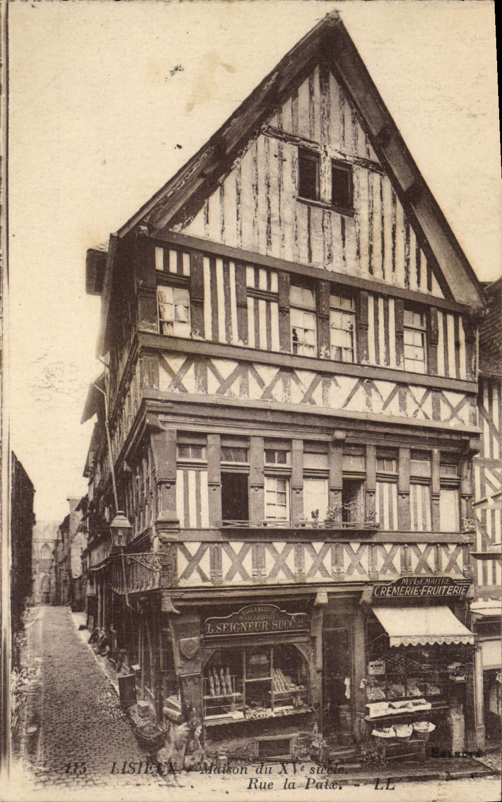 CPA Lisieux Maisons rue de la paix