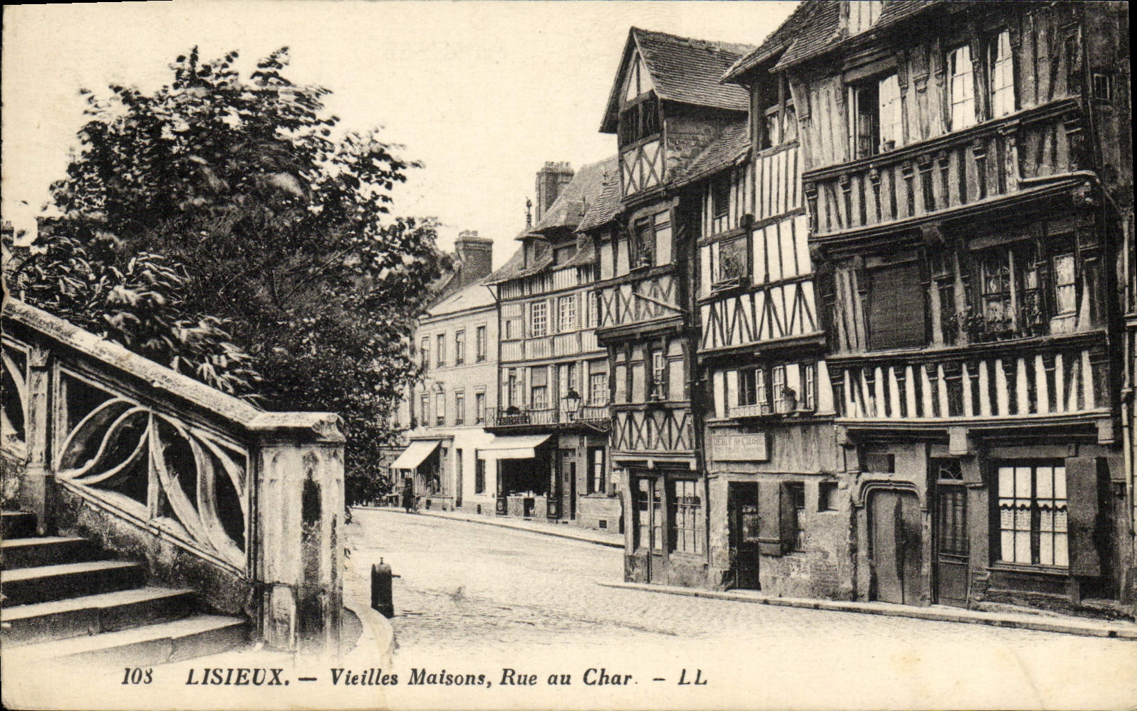 CPA Lisieux vieilles Maisons rue au char
