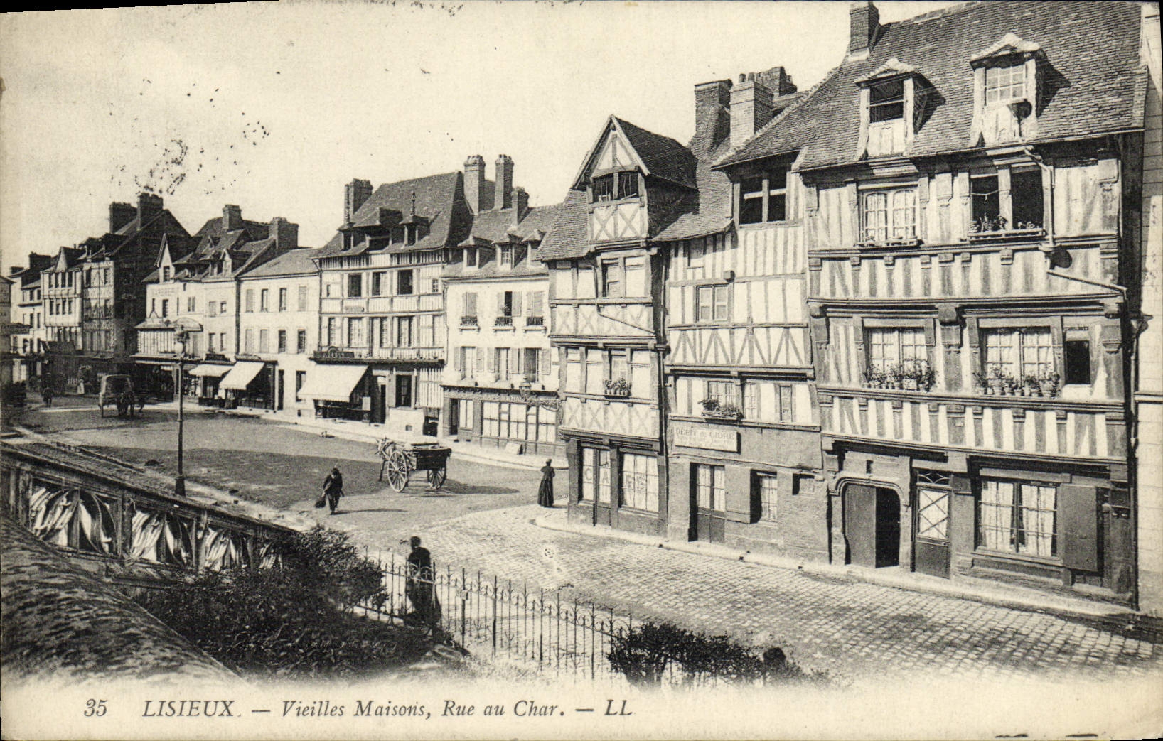 CPA Lisieux vieilles Maisons rue au char