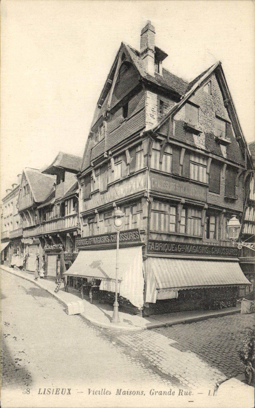 CPA Lisieux vieilles Maisons grande rue