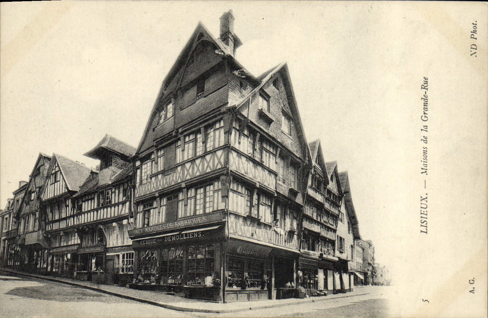 CPA Lisieux Maisons de la grande rue