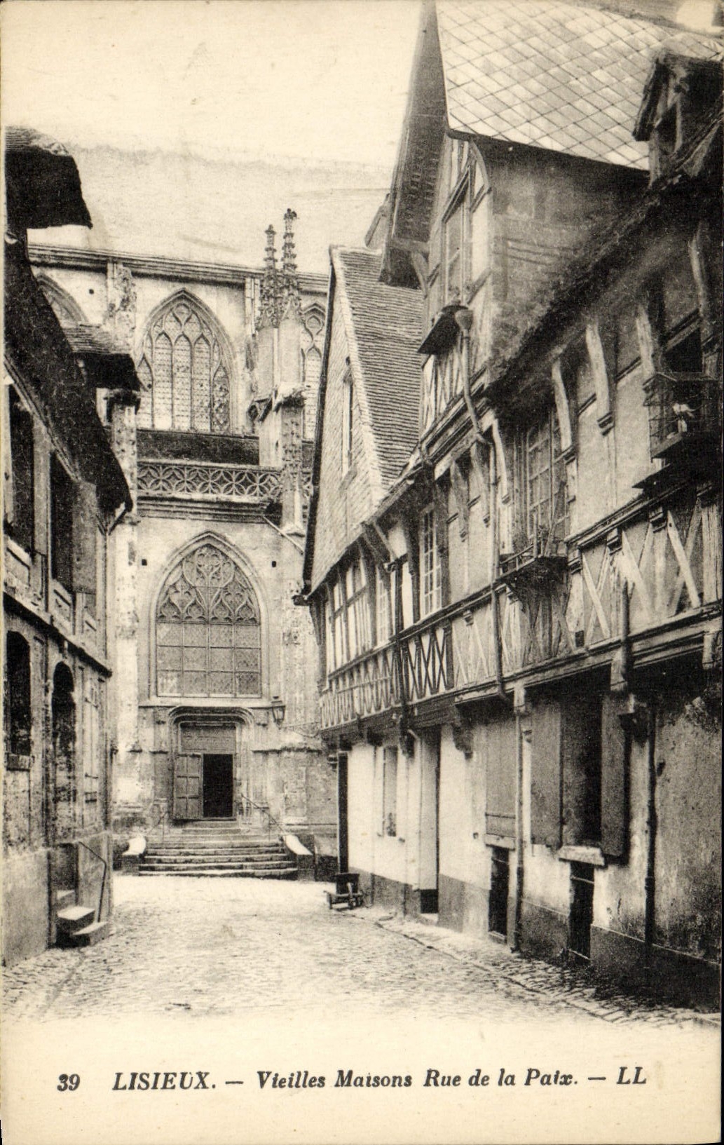 CPA Lisieux Vieilles maisons rue de la paix