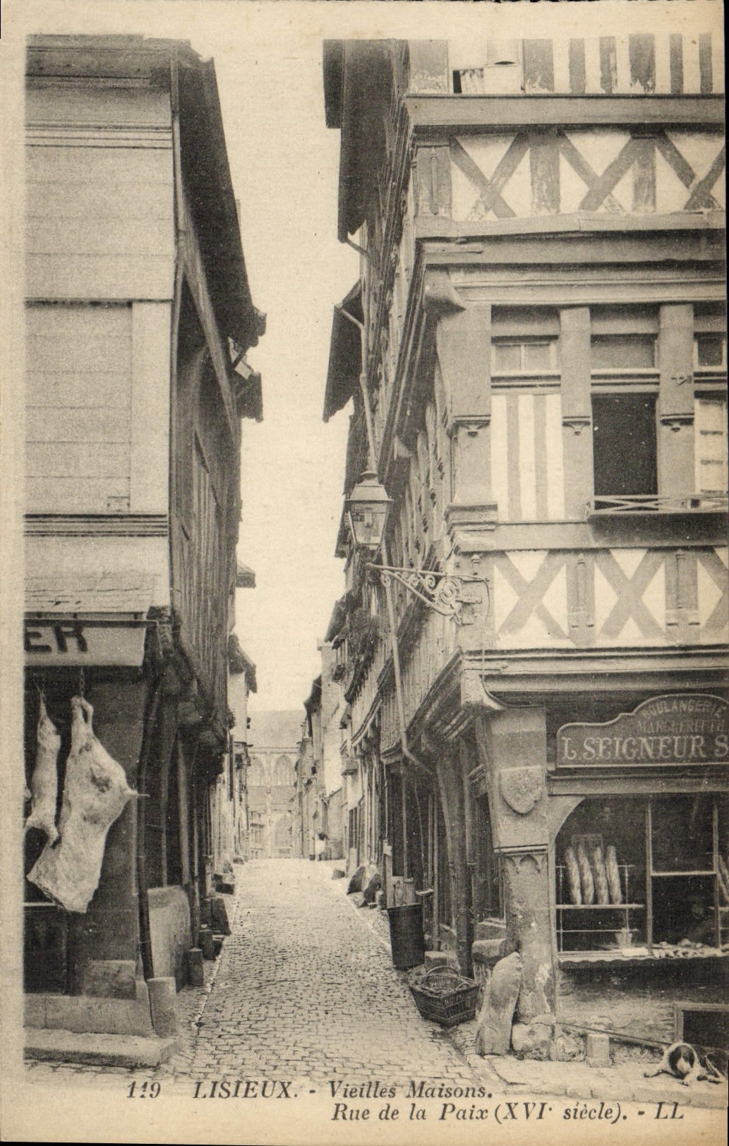 Las mujeres mayores de Lisieux de la POSTAL de la VENDIMIA contienen la calle de la carnicería del carnicero de la paz