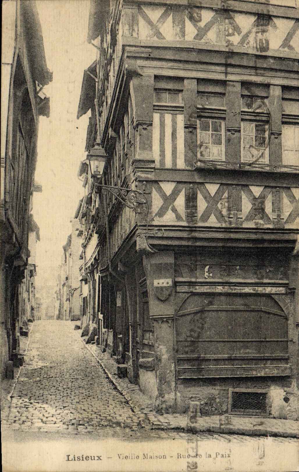 CPA Lisieux Vieilles maisons rue de la paix