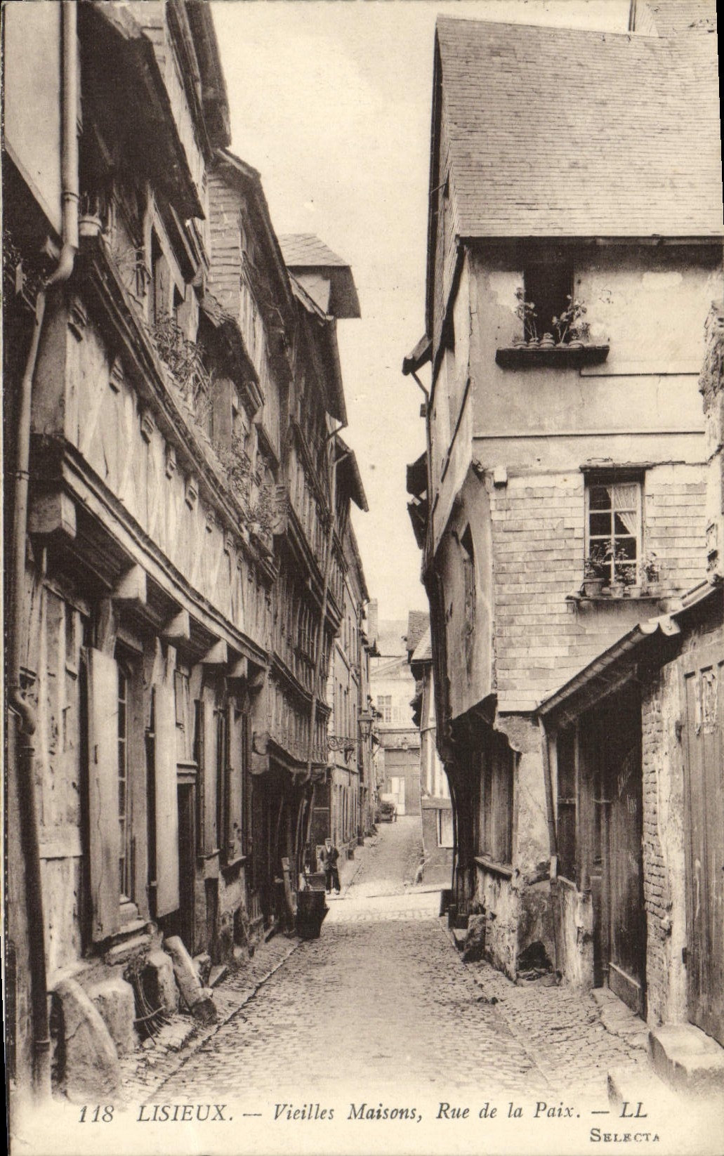 CPA Lisieux Vieilles maisons rue de la paix