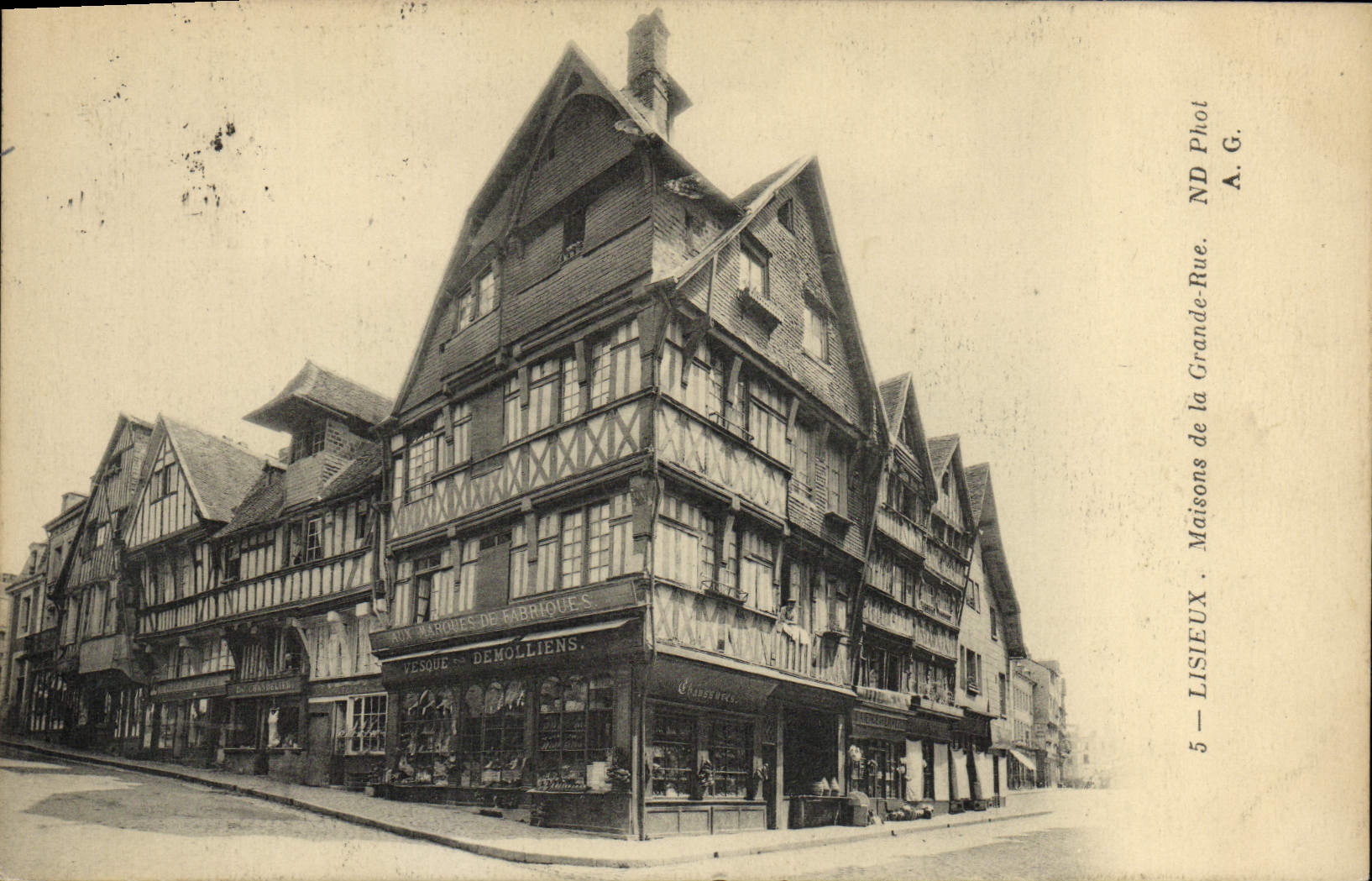 CPA Lisieux Maisons de la grande rue