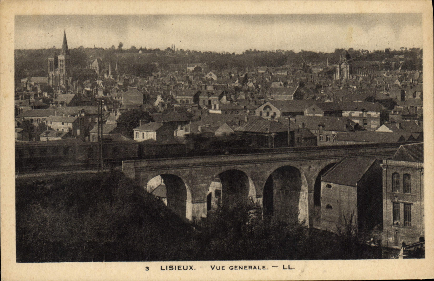 CPA Lisieux Vue generale Train 