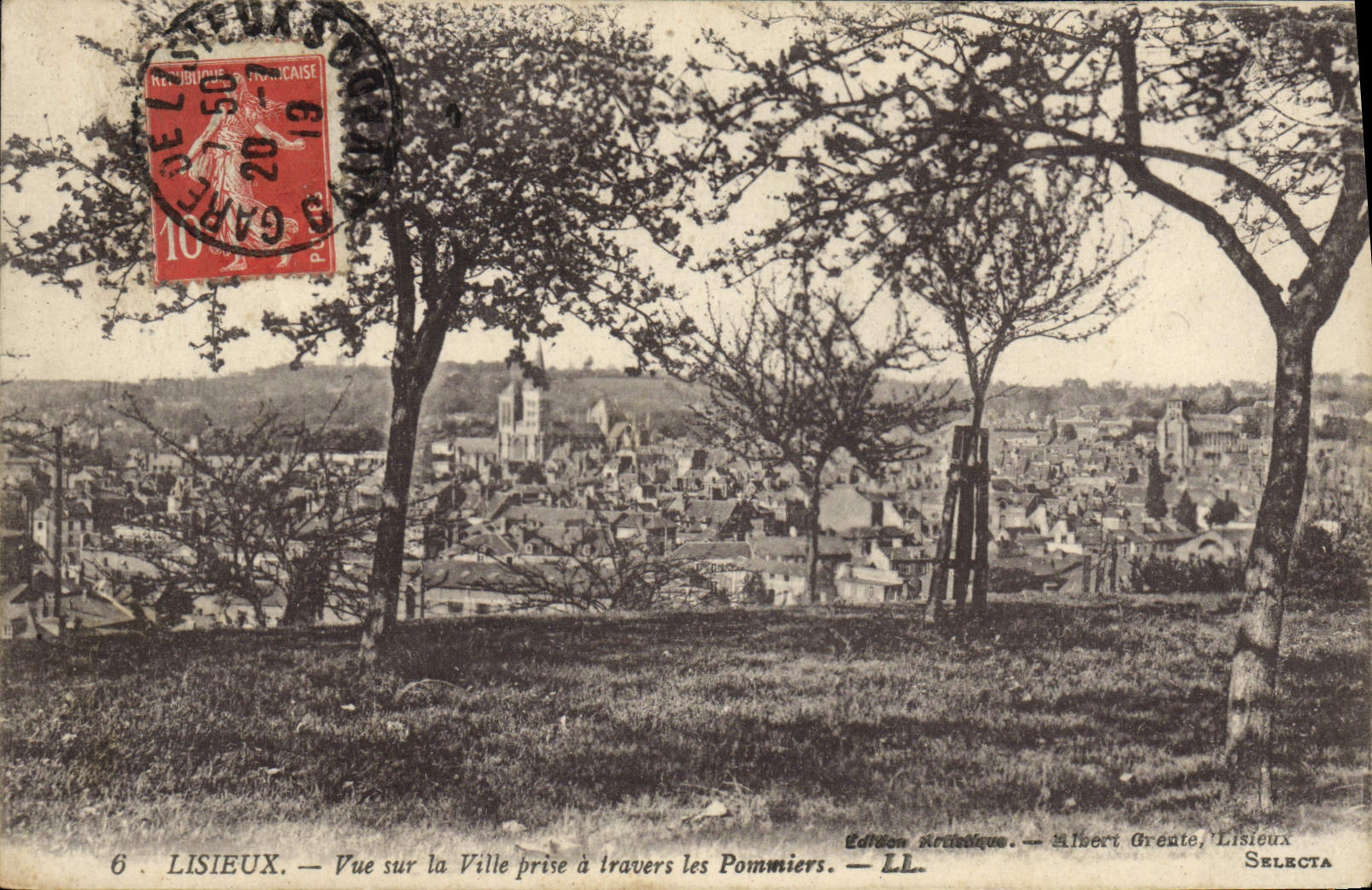 POSTAL Lisieux de la VENDIMIA visto en la ciudad tomada a través de los manzanos