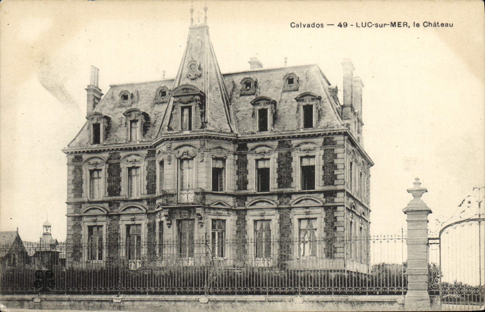 VINTAGE POSTCARD Luc on sea the castle
