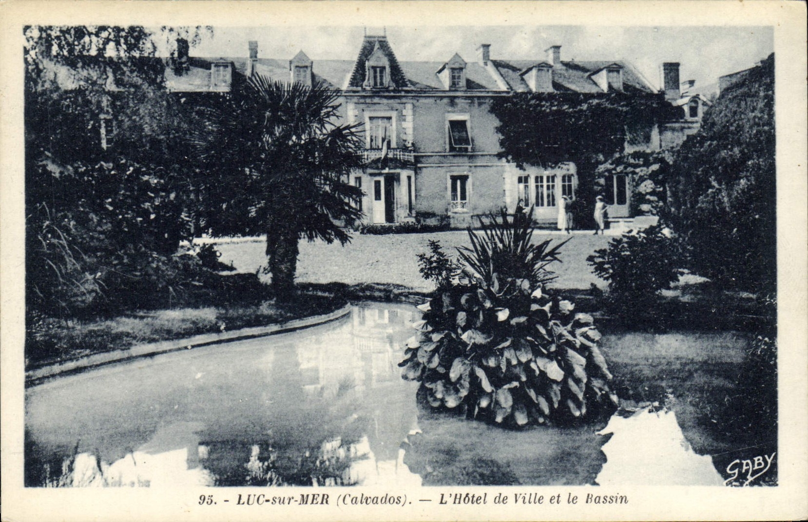 VINTAGE POSTCARD Luc on sea the town hall and the Basin