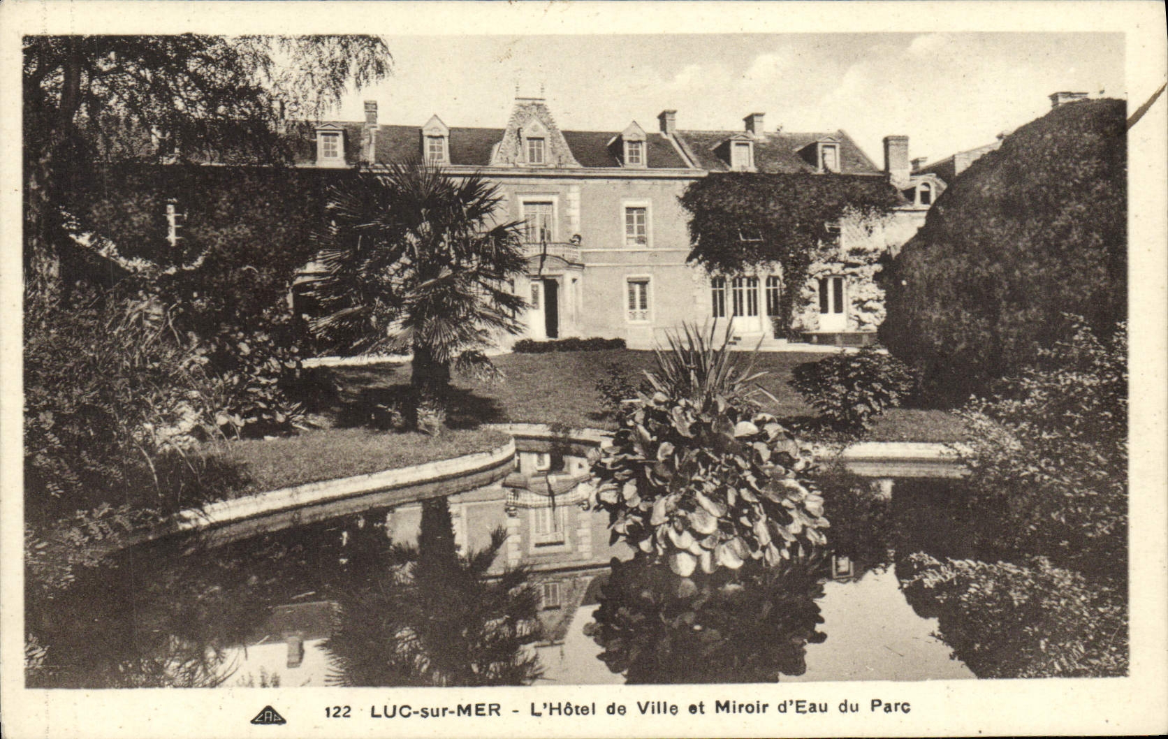 CPA Luc sur mer l'hotel de ville et miroir d'eau du parc