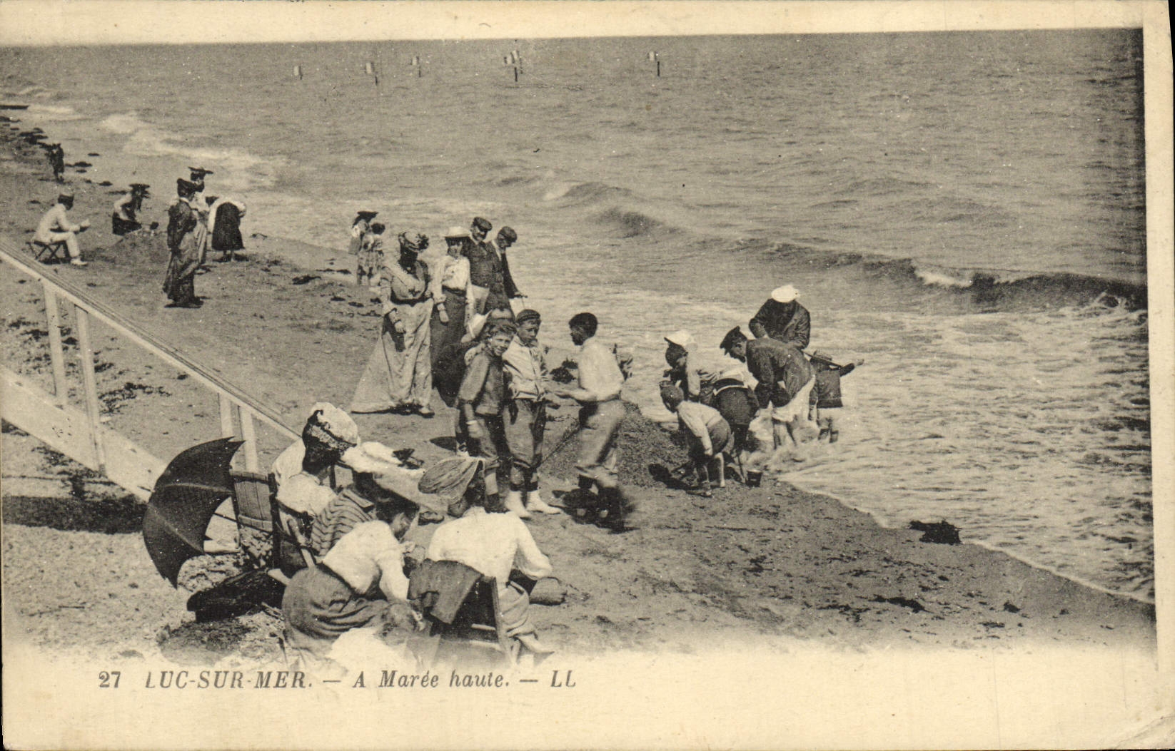 CPA Luc Sur mer a maree haute Enfants
