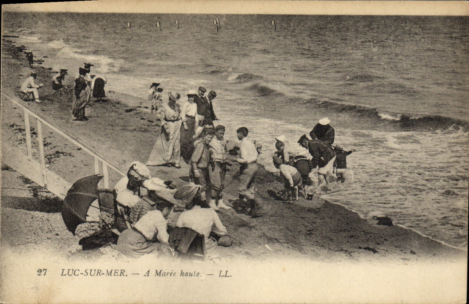 CPA Luc Sur mer a maree haute Enfants
