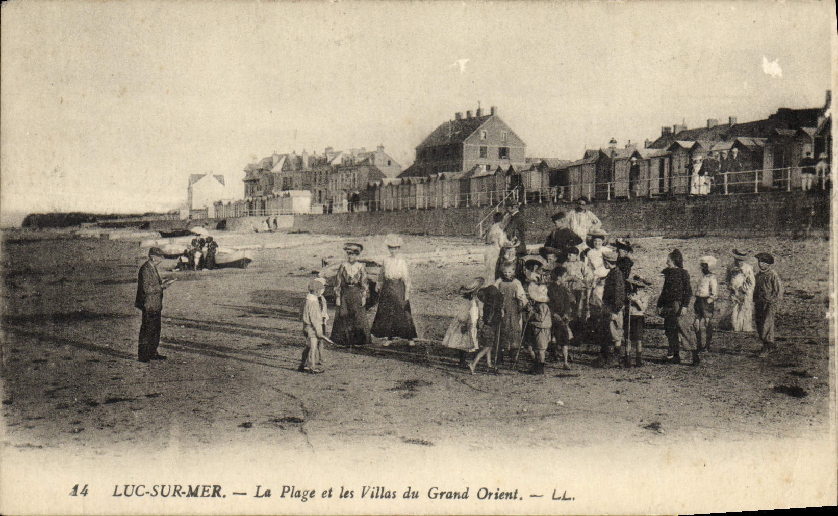 VINTAGE POSTCARD Luc On sea the beach and villas of the great East Children