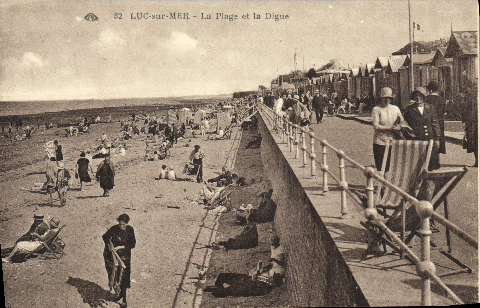 CPA Luc Sur mer la plage et la digue