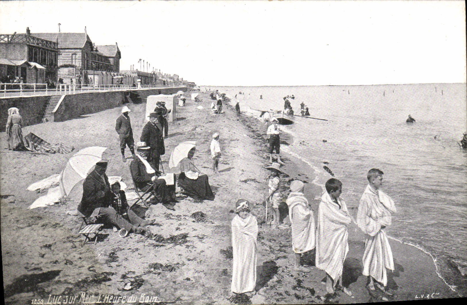 CPA Luc Sur mer l'heure du bain