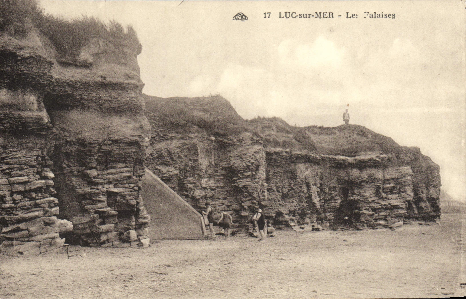 CPA Luc Sur mer les falaises