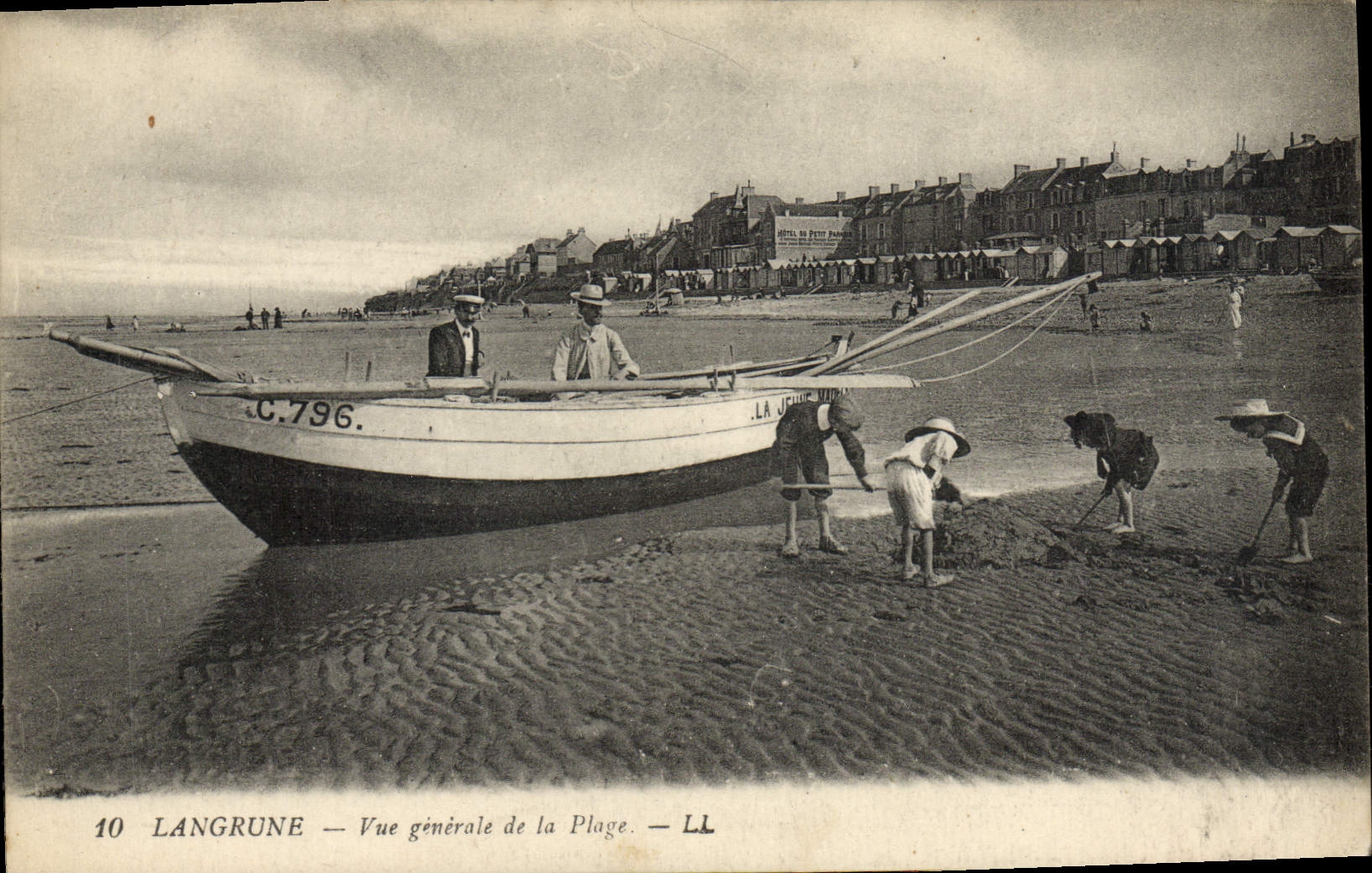 VINTAGE POSTCARD Langrune View of the beach