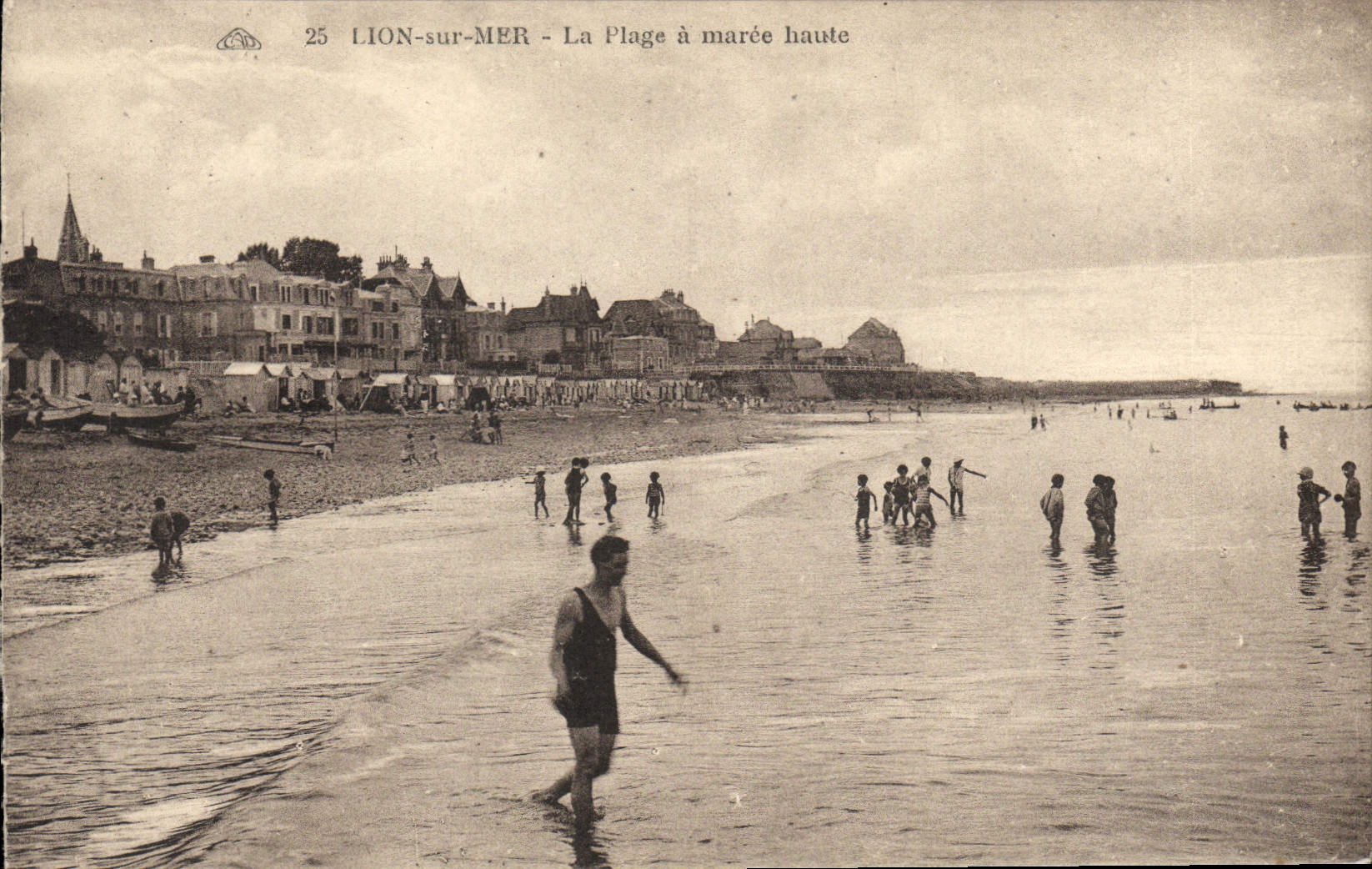 VINTAGE POSTCARD Lion sur Mer the beach has high tide
