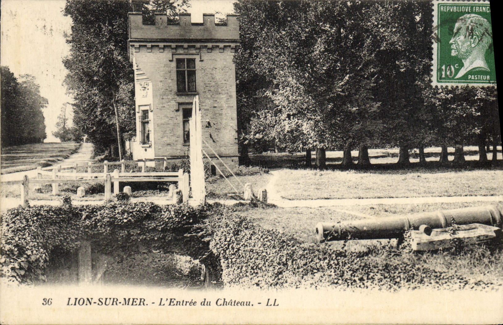 VINTAGE POSTCARD Lion on sea the entry of the castle