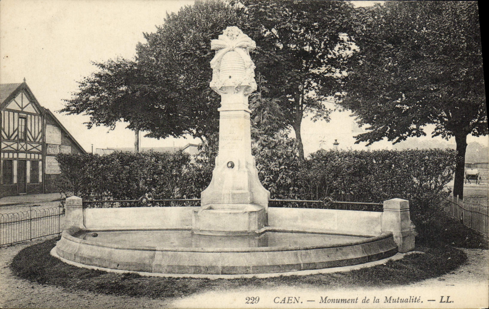 CPA Caen Monument de la Mutualite