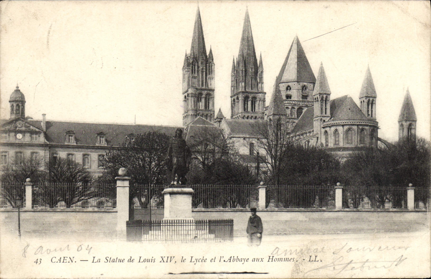 CPA Caen La statue de louis XIV et l'abbaye aux hommes