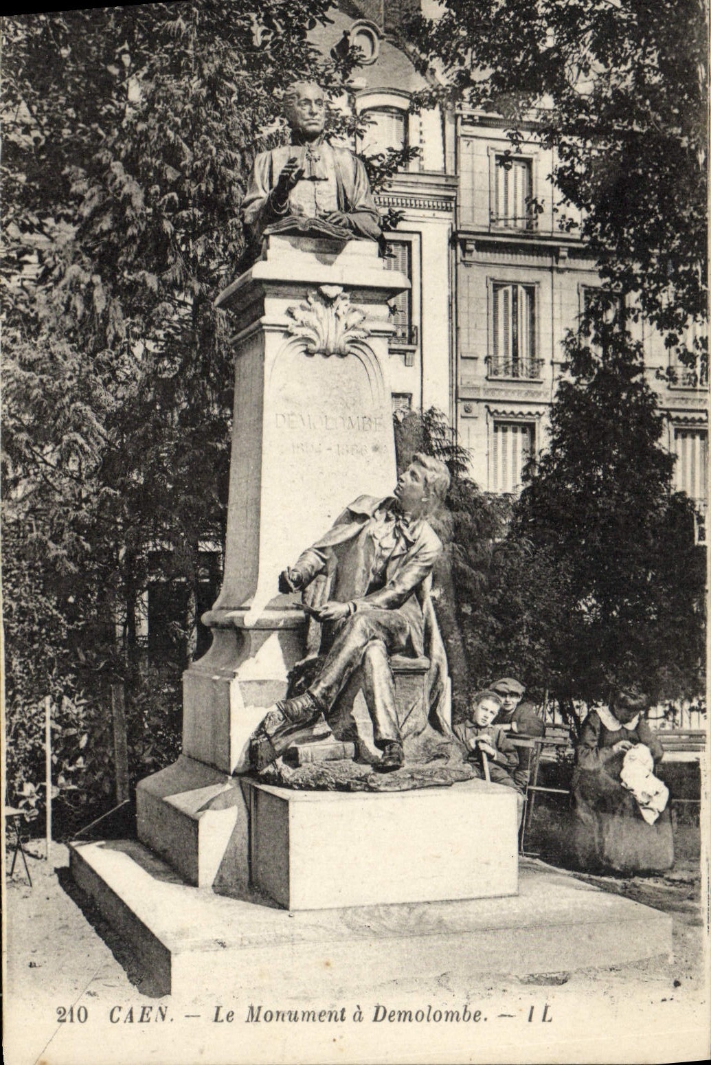 CPA Caen Le monument Demolombe