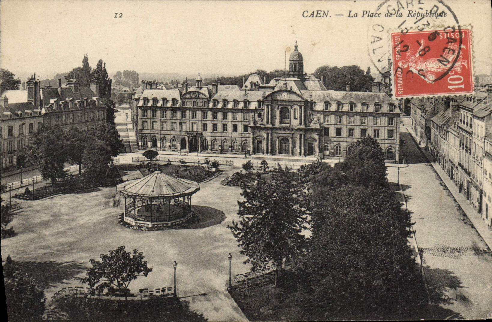 CPA Caen La place de la Republique