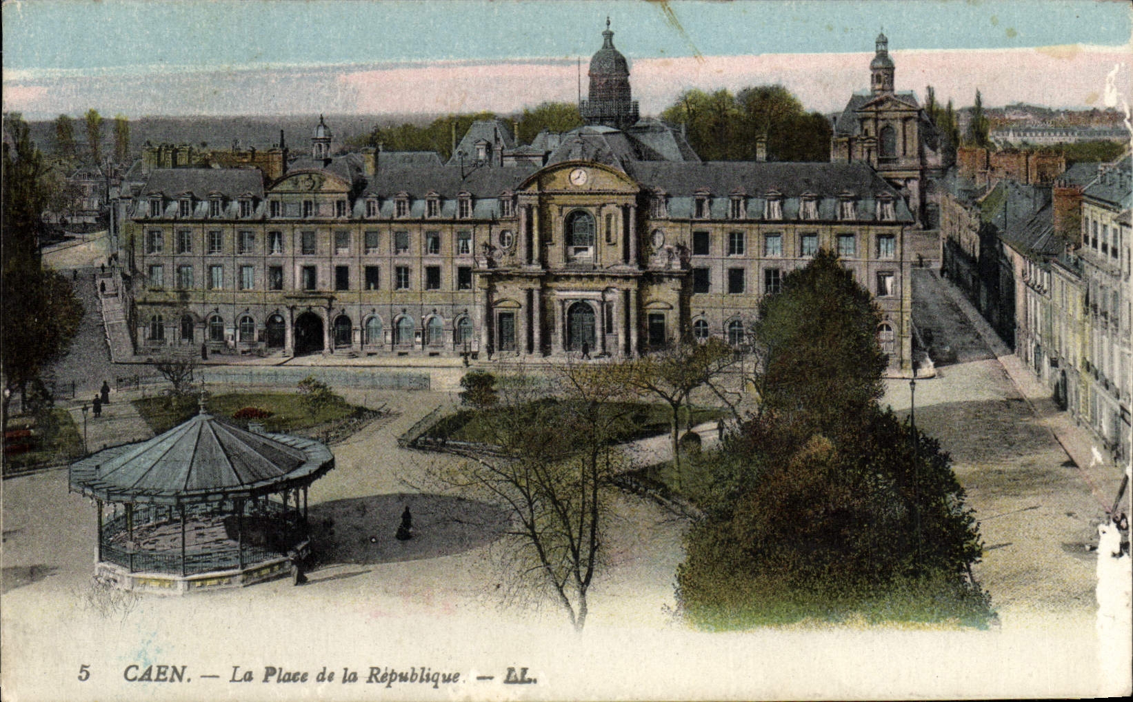 CPA Caen La place de la Republique