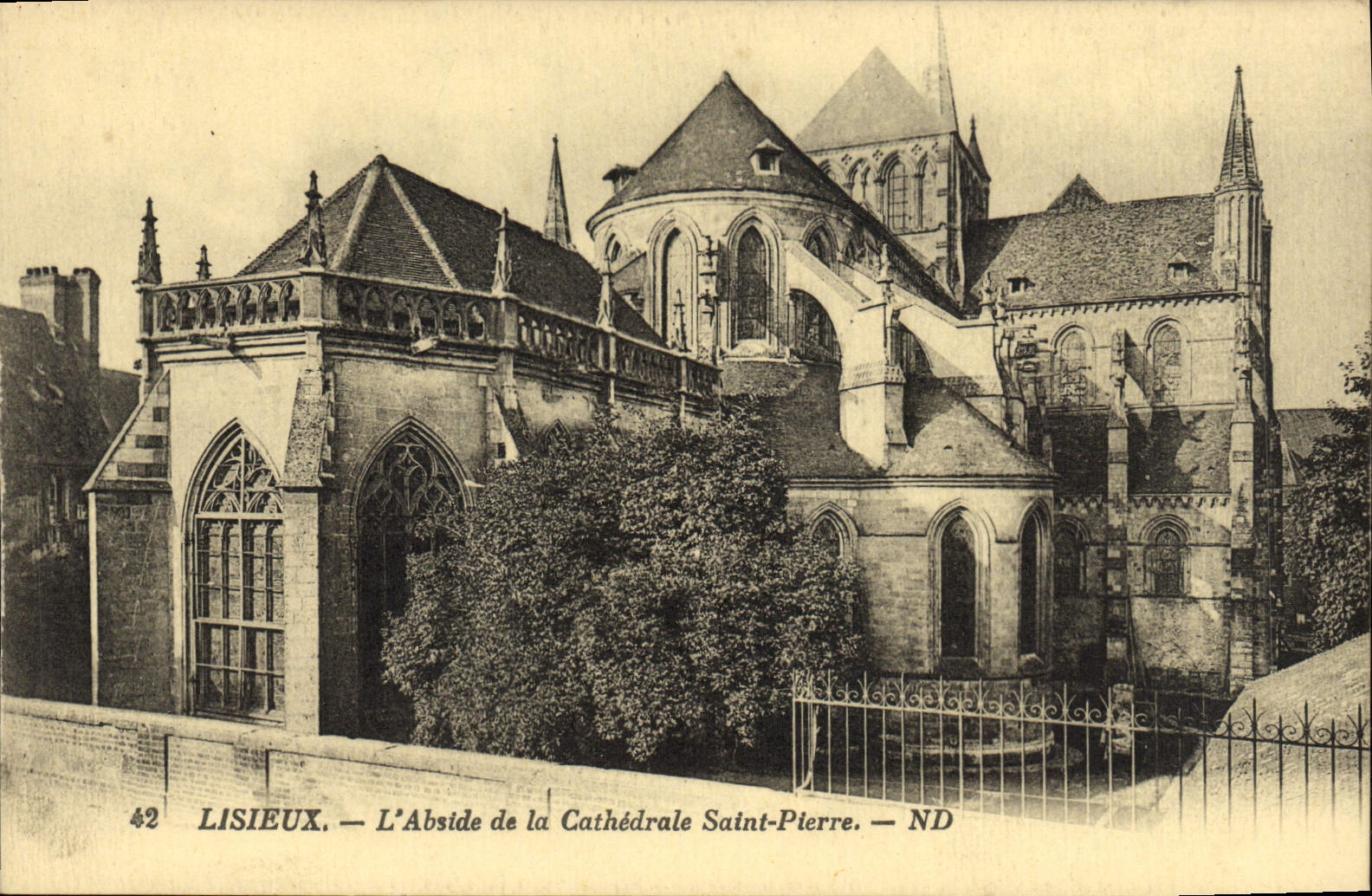CPA Lisieux L'abside de la cathedrale saint pierre