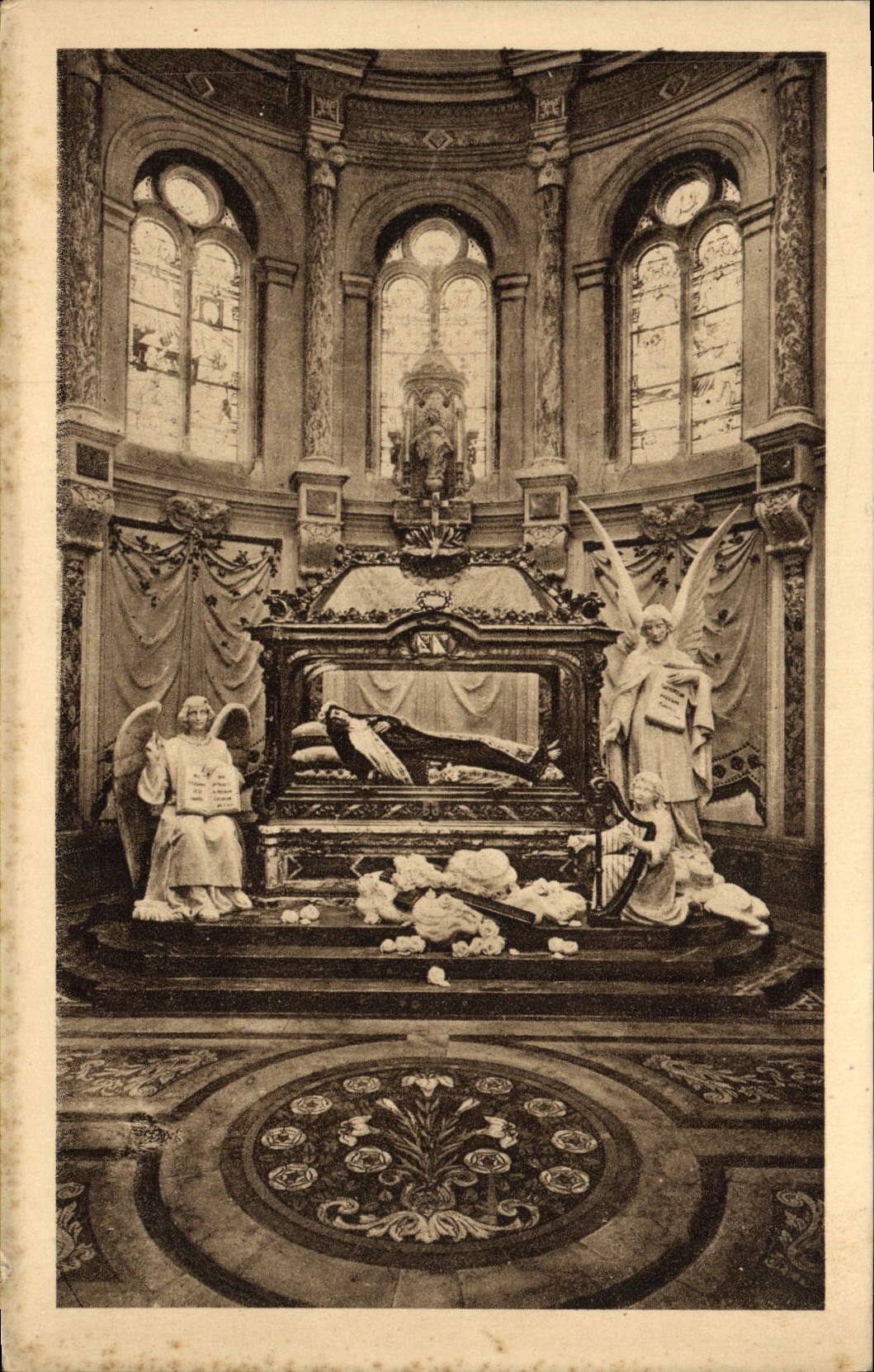 CPA Chapelle et chasse de sainte Lisieux
