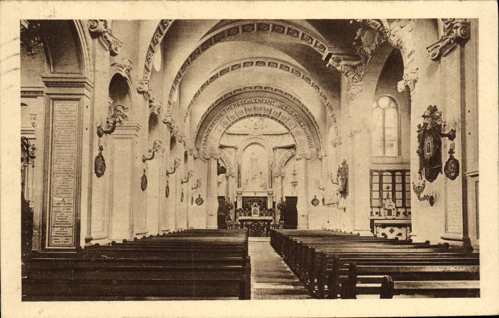 CPA La Chapelle des carmelites des Lisieux